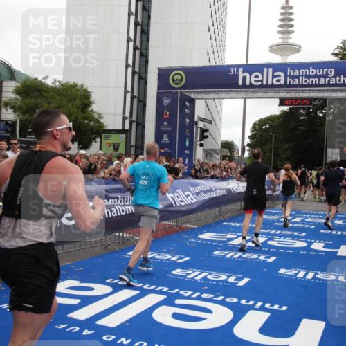 29.06.2025 - hella hamburg halbmarathon Michael Strokosch http://msf.ph/oto/8231804 29.06.2025 10:52:24 Ziel 4140, 4419, 4587, 6164, 7896, 9074, 13211, 13707, 15144, 15446, 17773, 17997 meine-sportfotos.de