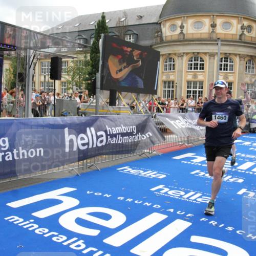 29.06.2025 - hella hamburg halbmarathon Michael Strokosch http://msf.ph/oto/8231826 29.06.2025 10:47:11 Ziel 1460, 2623, 4093, 5472, 6373, 6700, 7908, 9794, 12579, 13007, 15684, 17718 meine-sportfotos.de