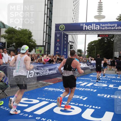 29.06.2025 - hella hamburg halbmarathon Michael Strokosch http://msf.ph/oto/8231827 29.06.2025 10:52:25 Ziel 4140, 4419, 4587, 6164, 7896, 9074, 13211, 13707, 15144, 15446, 17773, 17997 meine-sportfotos.de