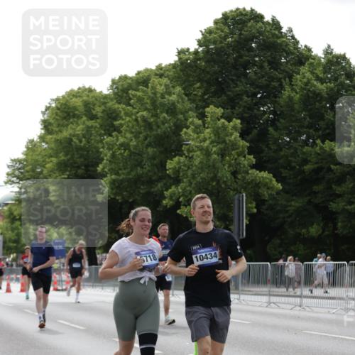 29.06.2025 - hella hamburg halbmarathon Jannik Wohlers http://msf.ph/oto/8231842 29.06.2025 10:28:08 Lombardsbrücke 5718, 5903, 5939, 6102, 6418, 7667, 7980, 8327, 8560, 9642, 9716, 9855, 10434, 13400, 16125, 18293, 18604, 19180 meine-sportfotos.de