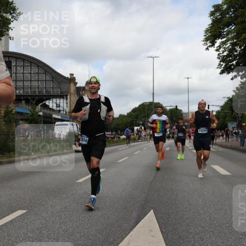 29.06.2025 - hella hamburg halbmarathon Yannick Fuchs http://msf.ph/oto/8231845 29.06.2025 10:34:08 20KM 1343, 2044, 2525, 2546, 2563, 2972, 3547, 4398, 4565, 4759, 5752, 7981, 8319, 8346, 8925, 9116, 9265, 9540, 11284, 11305, 11806, 12046, 12091, 12335, 12372, 13190, 13479, 13514, 14204, 14272, 14311, 14359, 15013, 15094, 15336, 15435, 15556, 15744, 17005, 17215, 17360, 17425, 17668, 17792, 17916, 18149, 18154, 18285, 18803 meine-sportfotos.de