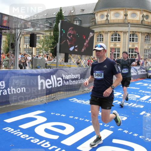 29.06.2025 - hella hamburg halbmarathon Michael Strokosch http://msf.ph/oto/8231853 29.06.2025 10:47:12 Ziel 1460, 2623, 4093, 5472, 6373, 6700, 6716, 7480, 7908, 12579, 13007, 15684, 17718, 17915 meine-sportfotos.de
