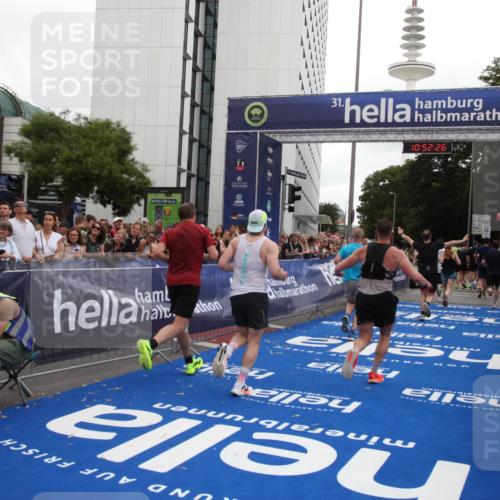29.06.2025 - hella hamburg halbmarathon Michael Strokosch http://msf.ph/oto/8231867 29.06.2025 10:52:25 Ziel 4140, 4419, 4587, 6164, 7896, 9074, 13211, 13707, 15144, 15446, 17773, 17997 meine-sportfotos.de