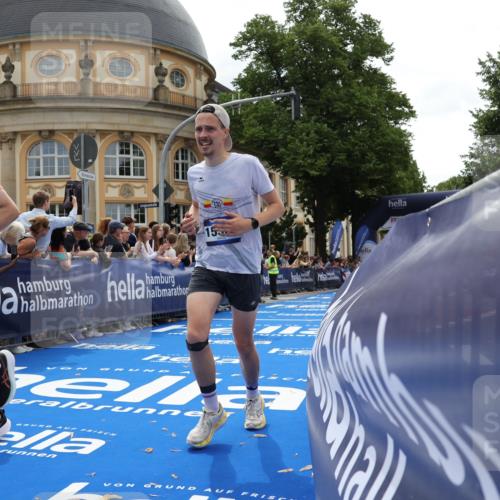 29.06.2025 - hella hamburg halbmarathon Strokosch-Dieckow http://msf.ph/oto/8231870 29.06.2025 10:33:31 Ziel 1053, 1396, 2836, 4602, 8312, 8956, 12595, 14975, 15326, 16931, 17056, 17191, 18731, 18854 meine-sportfotos.de