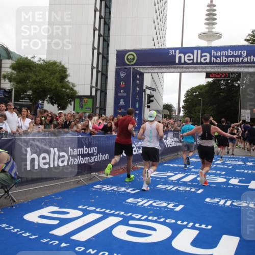 29.06.2025 - hella hamburg halbmarathon Michael Strokosch http://msf.ph/oto/8231882 29.06.2025 10:52:26 Ziel 4140, 4419, 4587, 6164, 7896, 9876, 13015, 13211, 13707, 15144, 15446, 17773, 17997 meine-sportfotos.de