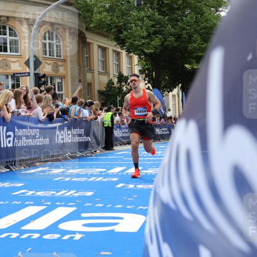 29.06.2025 - hella hamburg halbmarathon Strokosch-Dieckow http://msf.ph/oto/8231894 29.06.2025 10:33:35 Ziel 1053, 1396, 2836, 8312, 12595, 14975, 15326, 16755, 16931, 17191, 18854 meine-sportfotos.de