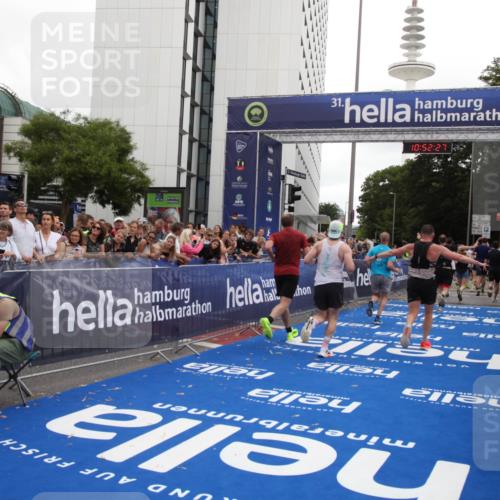 29.06.2025 - hella hamburg halbmarathon Michael Strokosch http://msf.ph/oto/8231899 29.06.2025 10:52:26 Ziel 4140, 4419, 4587, 6164, 7896, 9876, 13015, 13211, 13707, 15144, 15446, 17773, 17997 meine-sportfotos.de