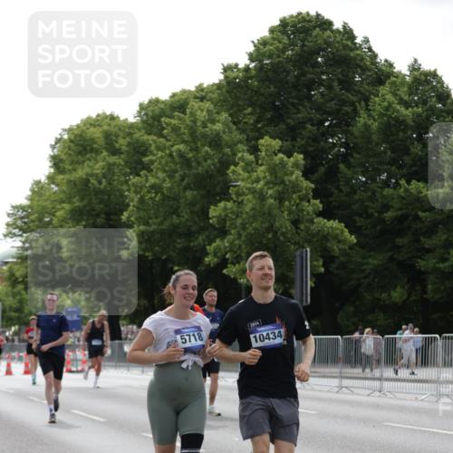 29.06.2025 - hella hamburg halbmarathon Jannik Wohlers http://msf.ph/oto/8231901 29.06.2025 10:28:08 Lombardsbrücke 5718, 5903, 5939, 6102, 6418, 7667, 7980, 8327, 8560, 9642, 9716, 9855, 10434, 13400, 16125, 18293, 18604, 19180 meine-sportfotos.de