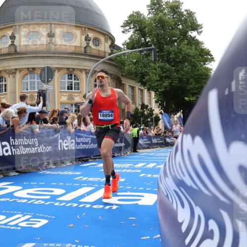 29.06.2025 - hella hamburg halbmarathon Strokosch-Dieckow http://msf.ph/oto/8231919 29.06.2025 10:33:36 Ziel 1053, 1396, 2836, 8312, 12595, 14975, 16755, 16931, 17191, 18854 meine-sportfotos.de