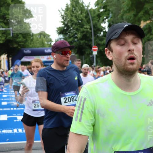 29.06.2025 - hella hamburg halbmarathon Zöllner http://msf.ph/oto/8231920 29.06.2025 10:53:53 Ziel 1422, 1706, 1870, 5607, 6260, 6877, 7177, 7395, 8285, 8335, 9922, 10529, 10891, 12413, 14026, 15502, 16538, 17740, 18249, 18418, 18487, 18759, 18831, 18915, 19177 meine-sportfotos.de