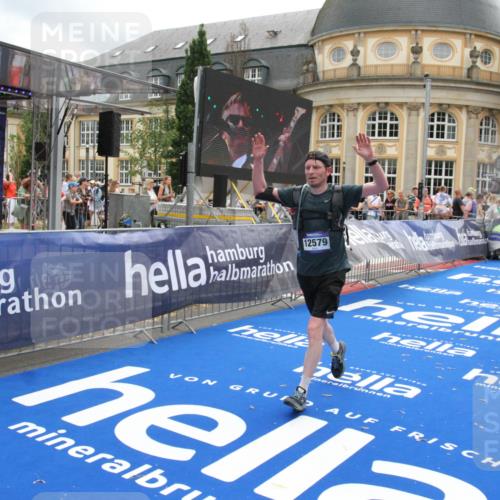 29.06.2025 - hella hamburg halbmarathon Michael Strokosch http://msf.ph/oto/8231924 29.06.2025 10:47:12 Ziel 1460, 2623, 4093, 5472, 6373, 6700, 6716, 7480, 7908, 12579, 13007, 15684, 17718, 17915 meine-sportfotos.de