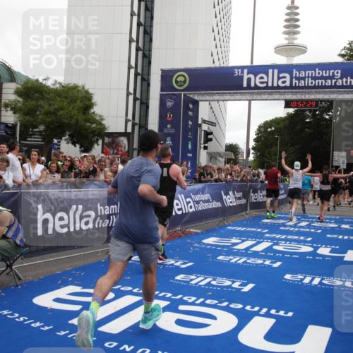 29.06.2025 - hella hamburg halbmarathon Michael Strokosch http://msf.ph/oto/8231951 29.06.2025 10:52:28 Ziel 4140, 4587, 7178, 8371, 8661, 9876, 11791, 13015, 13211, 13707, 15144, 17773, 17997 meine-sportfotos.de