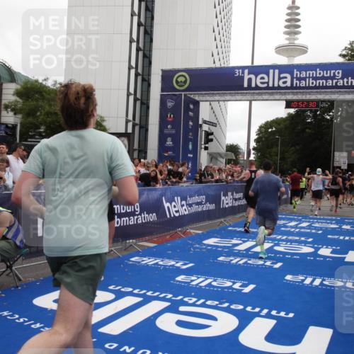 29.06.2025 - hella hamburg halbmarathon Michael Strokosch http://msf.ph/oto/8231963 29.06.2025 10:52:29 Ziel 3715, 4140, 4587, 7178, 8371, 8661, 9145, 9876, 11791, 13015, 13211, 13707, 14561, 15144, 17773, 17997 meine-sportfotos.de