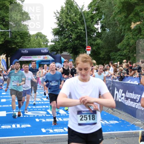 29.06.2025 - hella hamburg halbmarathon Zöllner http://msf.ph/oto/8231979 29.06.2025 10:53:54 Ziel 1422, 1706, 1870, 5607, 6260, 6877, 7177, 7395, 7973, 8285, 9922, 10529, 10891, 12413, 14026, 15502, 16477, 16538, 17740, 18249, 18418, 18487, 18759, 18831, 18915, 19177 meine-sportfotos.de