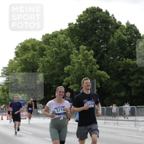 29.06.2025 - hella hamburg halbmarathon Jannik Wohlers http://msf.ph/oto/8232014 29.06.2025 10:28:09 Lombardsbrücke 4700, 5718, 5903, 5939, 6102, 6418, 7980, 8560, 9642, 9716, 9855, 10434, 13400, 16125, 18293, 18604, 19180 meine-sportfotos.de