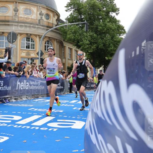 29.06.2025 - hella hamburg halbmarathon Strokosch-Dieckow http://msf.ph/oto/8232027 29.06.2025 10:33:38 Ziel 1053, 1396, 2746, 2836, 4246, 5193, 8312, 12595, 14975, 16755, 17191, 18854 meine-sportfotos.de