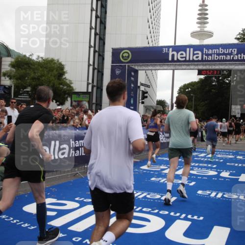 29.06.2025 - hella hamburg halbmarathon Michael Strokosch http://msf.ph/oto/8232034 29.06.2025 10:52:30 Ziel 3715, 4140, 7178, 7232, 8371, 8661, 9145, 9876, 11791, 13015, 13211, 14561, 15144, 15980, 17997 meine-sportfotos.de