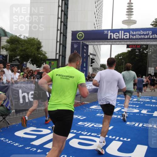 29.06.2025 - hella hamburg halbmarathon Michael Strokosch http://msf.ph/oto/8232044 29.06.2025 10:52:30 Ziel 3715, 4140, 7178, 7232, 8371, 8661, 9145, 9876, 11791, 13015, 13211, 14561, 15144, 15980, 17997 meine-sportfotos.de