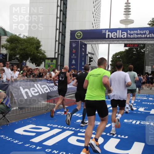 29.06.2025 - hella hamburg halbmarathon Michael Strokosch http://msf.ph/oto/8232049 29.06.2025 10:52:31 Ziel 3715, 7178, 7232, 8371, 8661, 9145, 9876, 11791, 13015, 13211, 14561, 15144, 15980, 17997 meine-sportfotos.de