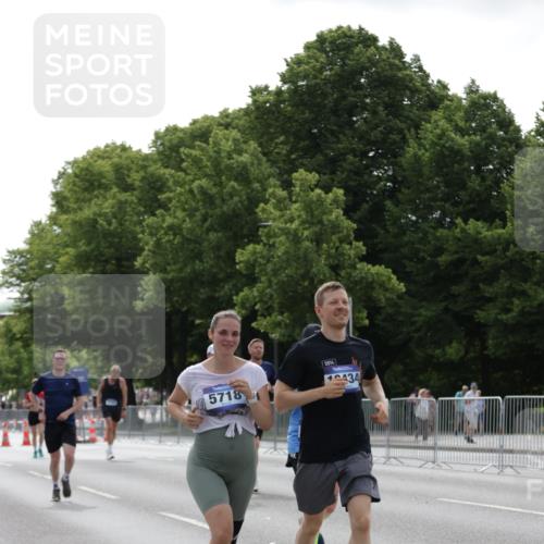 29.06.2025 - hella hamburg halbmarathon Jannik Wohlers http://msf.ph/oto/8232068 29.06.2025 10:28:09 Lombardsbrücke 4700, 5718, 5903, 5939, 6102, 6418, 7980, 8560, 9642, 9716, 9855, 10434, 13400, 16125, 18293, 18604, 19180 meine-sportfotos.de