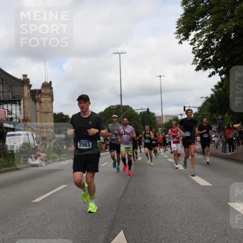 29.06.2025 - hella hamburg halbmarathon Yannick Fuchs http://msf.ph/oto/8232084 29.06.2025 10:34:11 20KM 1343, 2044, 2525, 2546, 2563, 2972, 3547, 4398, 4565, 4759, 5752, 7981, 8319, 8346, 8925, 9116, 9265, 9540, 11284, 11305, 11714, 11806, 12046, 12091, 12335, 12372, 13190, 13479, 13514, 14204, 14272, 14359, 15094, 15336, 15435, 15744, 17005, 17215, 17360, 17425, 17668, 17792, 17916, 18013, 18149, 18154, 18285, 18803 meine-sportfotos.de