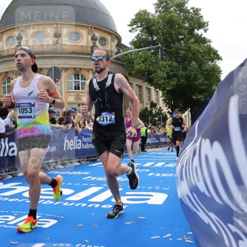 29.06.2025 - hella hamburg halbmarathon Strokosch-Dieckow http://msf.ph/oto/8232091 29.06.2025 10:33:39 Ziel 1053, 1396, 2228, 2746, 2836, 4246, 5193, 8312, 12595, 14975, 16755, 17191, 18854 meine-sportfotos.de