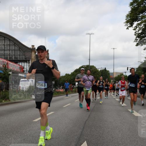 29.06.2025 - hella hamburg halbmarathon Yannick Fuchs http://msf.ph/oto/8232105 29.06.2025 10:34:11 20KM 1343, 2044, 2525, 2546, 2563, 2972, 3547, 4398, 4565, 4759, 5752, 7981, 8319, 8346, 8925, 9116, 9265, 9540, 11284, 11305, 11714, 11806, 12046, 12091, 12335, 12372, 13190, 13479, 13514, 14204, 14272, 14359, 15094, 15336, 15435, 15744, 17005, 17215, 17360, 17425, 17668, 17792, 17916, 18013, 18149, 18154, 18285, 18803 meine-sportfotos.de