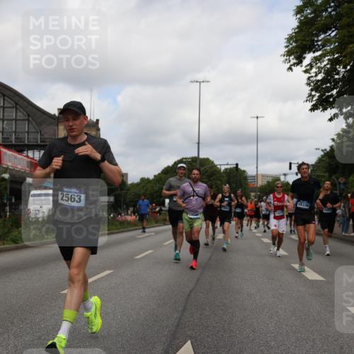 29.06.2025 - hella hamburg halbmarathon Yannick Fuchs http://msf.ph/oto/8232110 29.06.2025 10:34:11 20KM 1343, 2044, 2525, 2546, 2563, 2972, 3547, 4398, 4565, 4759, 5752, 7981, 8319, 8346, 8925, 9116, 9265, 9540, 11284, 11305, 11714, 11806, 12046, 12091, 12335, 12372, 13190, 13479, 13514, 14204, 14272, 14359, 15094, 15336, 15435, 15744, 17005, 17215, 17360, 17425, 17668, 17792, 17916, 18013, 18149, 18154, 18285, 18803 meine-sportfotos.de