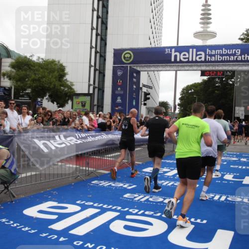 29.06.2025 - hella hamburg halbmarathon Michael Strokosch http://msf.ph/oto/8232114 29.06.2025 10:52:31 Ziel 3715, 7178, 7232, 8371, 8661, 9145, 9876, 11791, 13015, 13211, 14561, 15144, 15980, 17997 meine-sportfotos.de