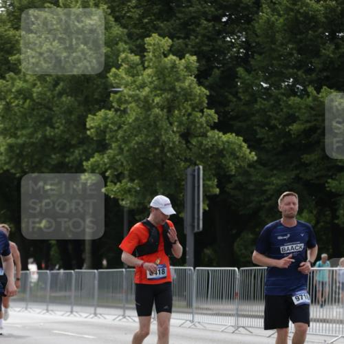29.06.2025 - hella hamburg halbmarathon Jannik Wohlers http://msf.ph/oto/8232132 29.06.2025 10:28:10 Lombardsbrücke 4700, 5718, 5903, 5939, 6102, 6418, 7980, 8560, 9642, 9716, 9855, 10434, 13400, 15256, 16125, 16643, 18293, 18604, 19180 meine-sportfotos.de