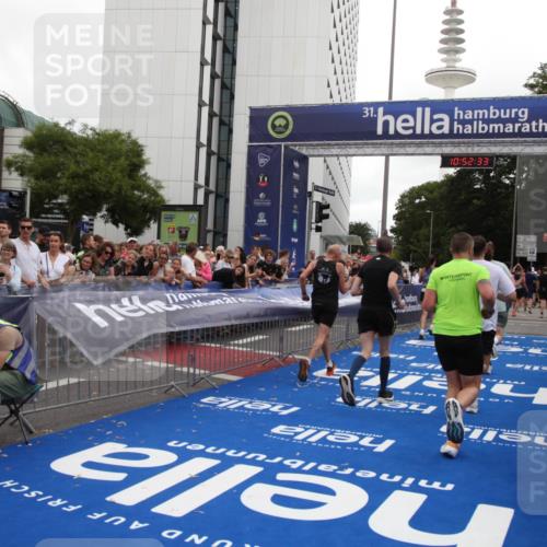 29.06.2025 - hella hamburg halbmarathon Michael Strokosch http://msf.ph/oto/8232172 29.06.2025 10:52:31 Ziel 3715, 7178, 7232, 8371, 8661, 9145, 9876, 11791, 13015, 13211, 14561, 15144, 15980, 17997 meine-sportfotos.de