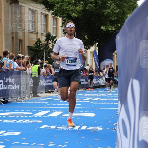 29.06.2025 - hella hamburg halbmarathon Strokosch-Dieckow http://msf.ph/oto/8232210 29.06.2025 10:33:42 Ziel 1053, 1396, 1743, 2228, 2243, 2746, 2836, 4246, 5193, 12595, 13771, 14310, 14466, 14975, 16243, 16755, 17191 meine-sportfotos.de