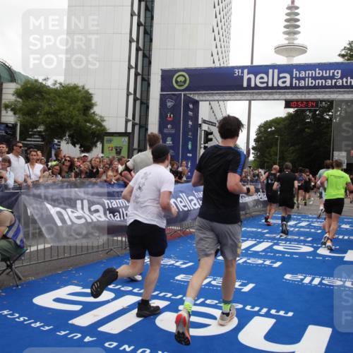29.06.2025 - hella hamburg halbmarathon Michael Strokosch http://msf.ph/oto/8232288 29.06.2025 10:52:33 Ziel 3715, 7178, 7232, 8371, 8661, 9145, 9876, 11791, 13015, 13301, 14561, 15144, 15980, 17997 meine-sportfotos.de
