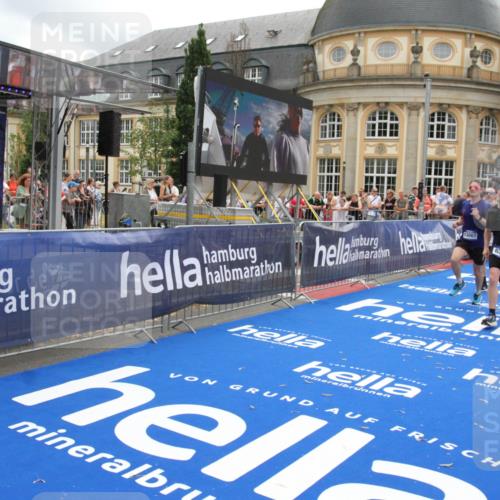 29.06.2025 - hella hamburg halbmarathon Michael Strokosch http://msf.ph/oto/8232314 29.06.2025 10:47:15 Ziel 2623, 4093, 6134, 6373, 6716, 7480, 7908, 10208, 10211, 12579, 13007, 13672, 15684, 17718, 17915, 18856 meine-sportfotos.de