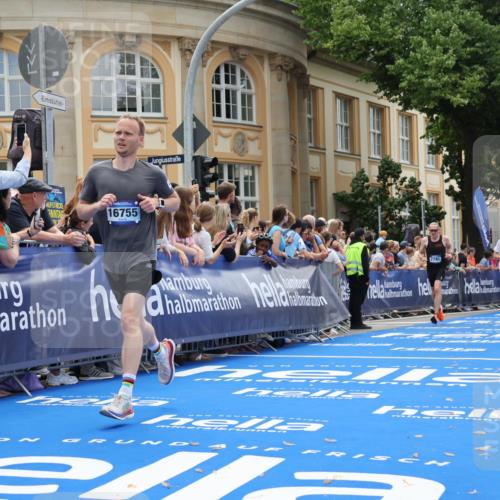 29.06.2025 - hella hamburg halbmarathon Strokosch-Dieckow http://msf.ph/oto/8232324 29.06.2025 10:33:45 Ziel 1396, 1743, 2228, 2243, 2746, 4246, 5193, 10865, 12595, 13771, 14310, 14466, 16243, 16755 meine-sportfotos.de