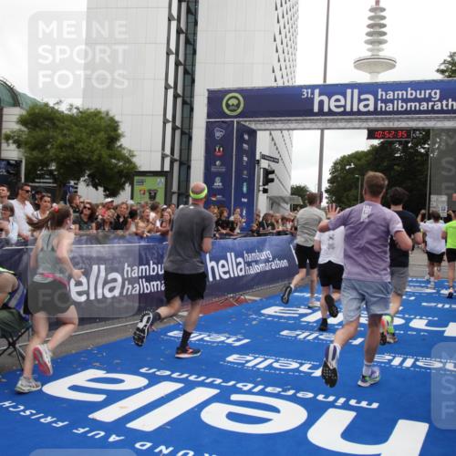 29.06.2025 - hella hamburg halbmarathon Michael Strokosch http://msf.ph/oto/8232376 29.06.2025 10:52:34 Ziel 3715, 7178, 7232, 8371, 8661, 9145, 9876, 11791, 13015, 13301, 14561, 15980, 18982 meine-sportfotos.de