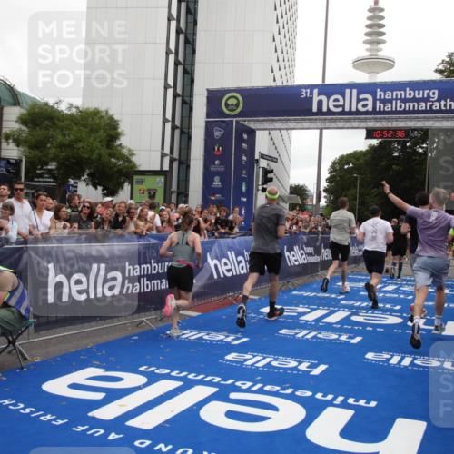 29.06.2025 - hella hamburg halbmarathon Michael Strokosch http://msf.ph/oto/8232406 29.06.2025 10:52:34 Ziel 3715, 7178, 7232, 8371, 8661, 9145, 9876, 11791, 13015, 13301, 14561, 15980, 18982 meine-sportfotos.de