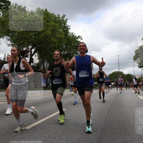 29.06.2025 - hella hamburg halbmarathon Yannick Fuchs http://msf.ph/oto/8232411 29.06.2025 10:46:51 20KM 1098, 1257, 1482, 1657, 1683, 2111, 2208, 2444, 2814, 3258, 3399, 3952, 3999, 4121, 4419, 4587, 4726, 5169, 5194, 5607, 5907, 6897, 7178, 7232, 7383, 7475, 8316, 8587, 8651, 8955, 9065, 9163, 10529, 10811, 11217, 11588, 11589, 11604, 11689, 12155, 12482, 12519, 13211, 13301, 14198, 14286, 14805, 15681, 15980, 16320, 16467, 16929, 17130, 17198, 17710, 17773, 18249, 18331, 19208 meine-sportfotos.de