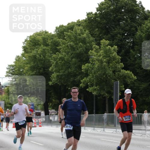 29.06.2025 - hella hamburg halbmarathon Jannik Wohlers http://msf.ph/oto/8232426 29.06.2025 10:28:11 Lombardsbrücke 4700, 5718, 5903, 5939, 6102, 6418, 7980, 8560, 9642, 9716, 9855, 10434, 13400, 15256, 16125, 16643, 18293, 18604, 19180 meine-sportfotos.de