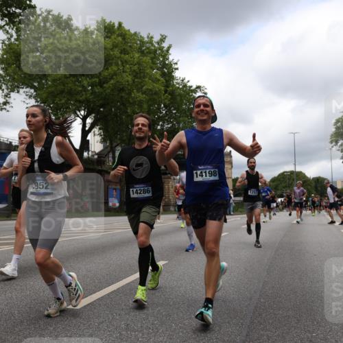 29.06.2025 - hella hamburg halbmarathon Yannick Fuchs http://msf.ph/oto/8232431 29.06.2025 10:46:51 20KM 1098, 1257, 1482, 1657, 1683, 2111, 2208, 2444, 2814, 3258, 3399, 3952, 3999, 4121, 4419, 4587, 4726, 5169, 5194, 5607, 5907, 6897, 7178, 7232, 7383, 7475, 8316, 8587, 8651, 8955, 9065, 9163, 10529, 10811, 11217, 11588, 11589, 11604, 11689, 12155, 12482, 12519, 13211, 13301, 14198, 14286, 14805, 15681, 15980, 16320, 16467, 16929, 17130, 17198, 17710, 17773, 18249, 18331, 19208 meine-sportfotos.de