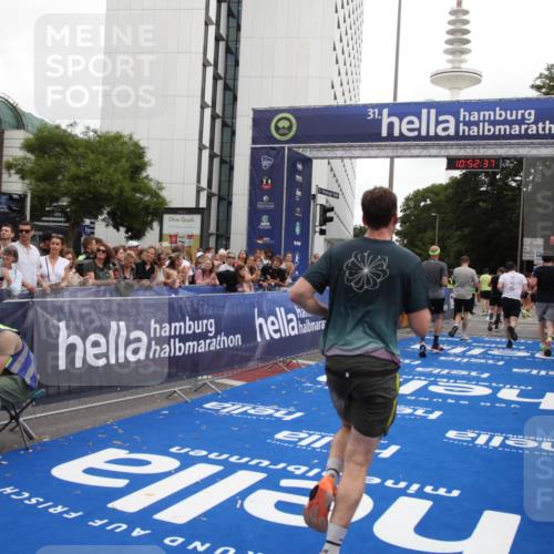 29.06.2025 - hella hamburg halbmarathon Michael Strokosch http://msf.ph/oto/8232440 29.06.2025 10:52:36 Ziel 3715, 6561, 6562, 7178, 7232, 8371, 8661, 9145, 9739, 11791, 13301, 14561, 15001, 15980, 18982 meine-sportfotos.de