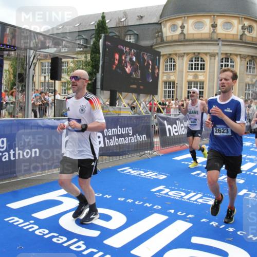 29.06.2025 - hella hamburg halbmarathon Michael Strokosch http://msf.ph/oto/8232457 29.06.2025 10:47:17 Ziel 2623, 6134, 6168, 6373, 6716, 7480, 10208, 10211, 13007, 13672, 16286, 17718, 17915, 18856 meine-sportfotos.de
