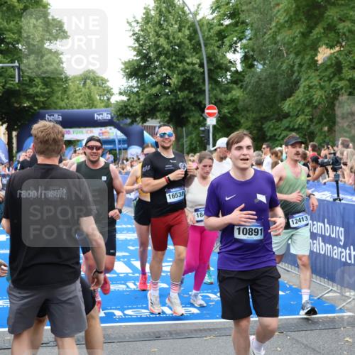 29.06.2025 - hella hamburg halbmarathon Zöllner http://msf.ph/oto/8232462 29.06.2025 10:53:59 Ziel 1706, 1815, 1870, 2432, 3096, 6374, 6481, 7395, 7918, 7973, 8394, 10891, 11789, 12413, 13032, 13869, 14026, 14175, 16477, 16538, 18418, 18831, 18879, 18915, 19177 meine-sportfotos.de