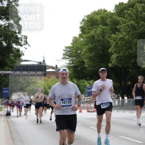 29.06.2025 - hella hamburg halbmarathon Jannik Wohlers http://msf.ph/oto/8232474 29.06.2025 10:28:13 Lombardsbrücke 4700, 5250, 5718, 5903, 5939, 6102, 6418, 7980, 8560, 9642, 9716, 9855, 10068, 10434, 13400, 15256, 16125, 16643, 18293, 19180 meine-sportfotos.de