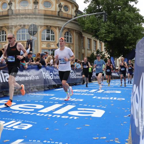29.06.2025 - hella hamburg halbmarathon Strokosch-Dieckow http://msf.ph/oto/8232479 29.06.2025 10:33:49 Ziel 1743, 2228, 2243, 2746, 4246, 5193, 10865, 13771, 14310, 14466, 15500, 16243 meine-sportfotos.de