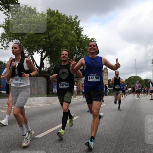 29.06.2025 - hella hamburg halbmarathon Yannick Fuchs http://msf.ph/oto/8232482 29.06.2025 10:46:51 20KM 1098, 1257, 1482, 1657, 1683, 2111, 2208, 2444, 2814, 3258, 3399, 3952, 3999, 4121, 4419, 4587, 4726, 5169, 5194, 5607, 5907, 6897, 7178, 7232, 7383, 7475, 8316, 8587, 8651, 8955, 9065, 9163, 10529, 10811, 11217, 11588, 11589, 11604, 11689, 12155, 12482, 12519, 13211, 13301, 14198, 14286, 14805, 15681, 15980, 16320, 16467, 16929, 17130, 17198, 17710, 17773, 18249, 18331, 19208 meine-sportfotos.de