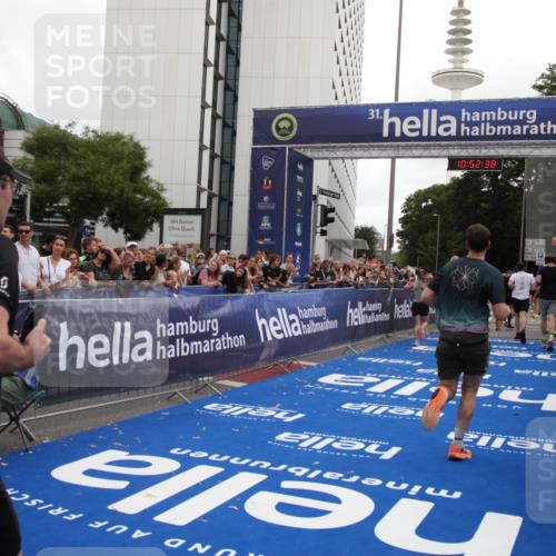 29.06.2025 - hella hamburg halbmarathon Michael Strokosch http://msf.ph/oto/8232484 29.06.2025 10:52:37 Ziel 2670, 3715, 3952, 6561, 6562, 7178, 7232, 9145, 9739, 11689, 11791, 12450, 13051, 13301, 14561, 15001, 15980, 18982 meine-sportfotos.de