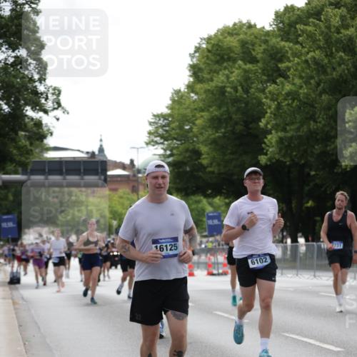 29.06.2025 - hella hamburg halbmarathon Jannik Wohlers http://msf.ph/oto/8232497 29.06.2025 10:28:13 Lombardsbrücke 4700, 5250, 5718, 5903, 5939, 6102, 6418, 7980, 8560, 9642, 9716, 9855, 10068, 10434, 13400, 15256, 16125, 16643, 18293, 19180 meine-sportfotos.de