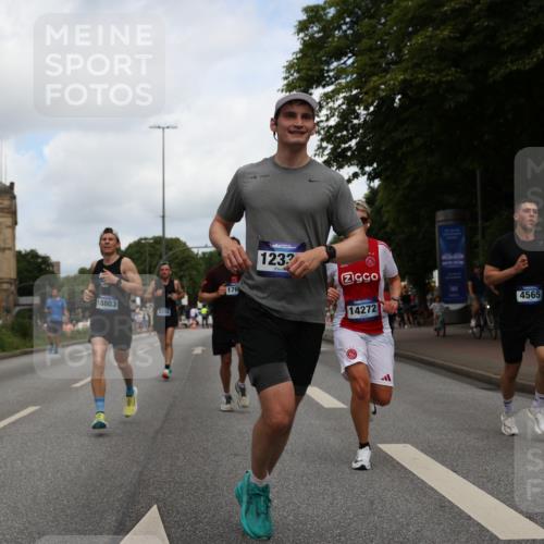 29.06.2025 - hella hamburg halbmarathon Yannick Fuchs http://msf.ph/oto/8232507 29.06.2025 10:34:14 20KM 1343, 1358, 2044, 2525, 2546, 2563, 2573, 2972, 3547, 3626, 4398, 4565, 4759, 5752, 7981, 8319, 8346, 8925, 9116, 9265, 9540, 11284, 11305, 11714, 11806, 12046, 12091, 12335, 12372, 13190, 13479, 13514, 14204, 14272, 14359, 15094, 15336, 15435, 15744, 17005, 17215, 17360, 17425, 17668, 17792, 17916, 18013, 18154, 18285, 18803 meine-sportfotos.de