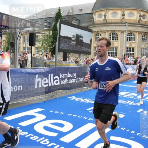 29.06.2025 - hella hamburg halbmarathon Michael Strokosch http://msf.ph/oto/8232520 29.06.2025 10:47:18 Ziel 2623, 6134, 6168, 6203, 6373, 6716, 7480, 10208, 10211, 13007, 13672, 16286, 17718, 17915, 18856 meine-sportfotos.de